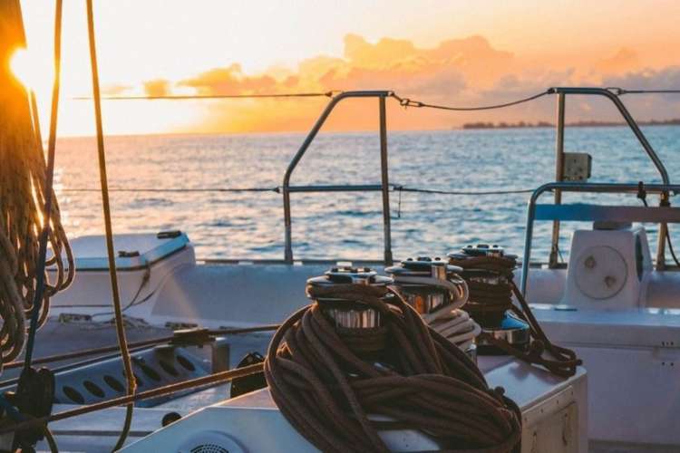 Detail-of-the-sunset-catamaran