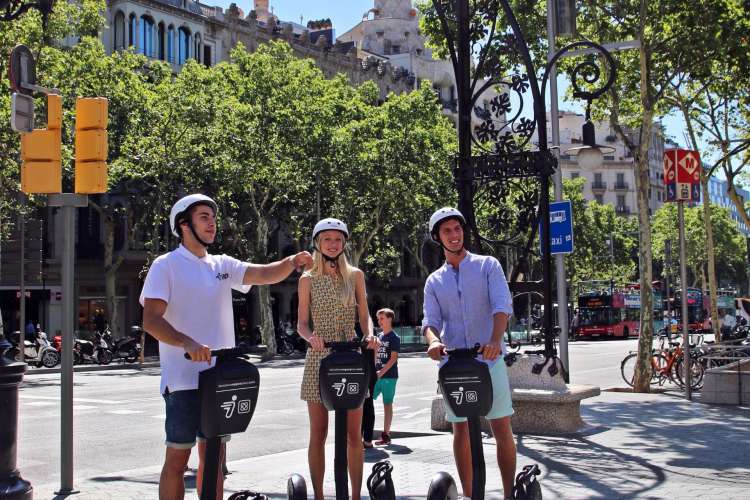 Segway-tour-through-the-streets-of-Barcelona