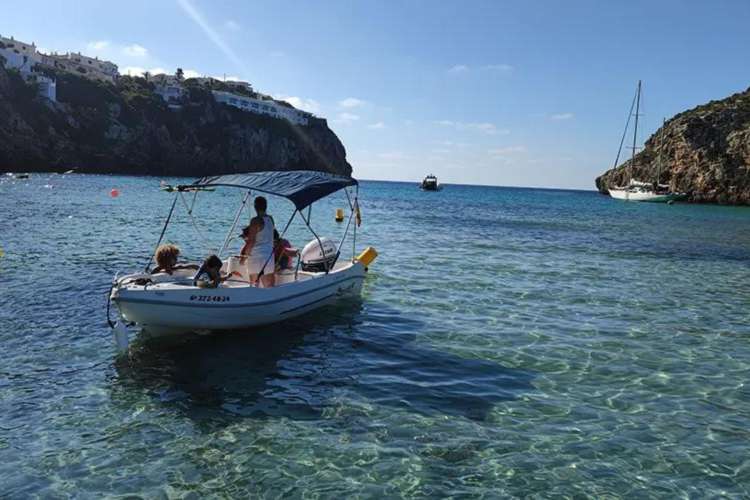 Gruppe-auf-einem-Boot-ohne-Lizenz-Menorca