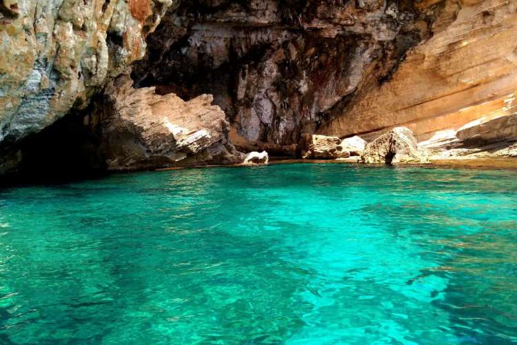Höhlenerkundung-mit-dem-Kajak-auf-Menorca