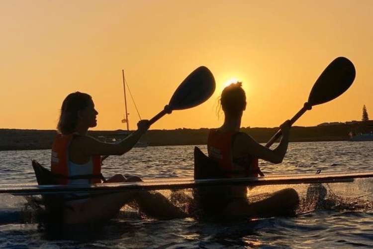 Bonita-puesta-de-sol-en-kayak-transparente