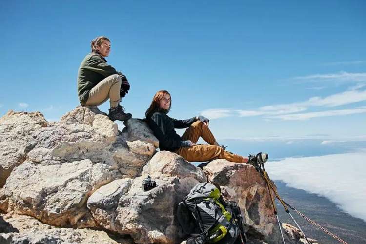 Girls-enjoying-the-panoramic-view-of-Teide