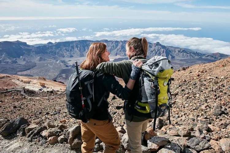 Girls-at-the-summit-of-Teide