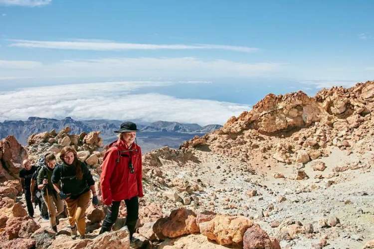 Guide-ascending-to-the-summit-of-Teide