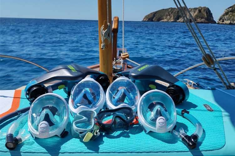 Snorkelmasken-auf-einem-ökologischen-Llaut-in-Mallorca