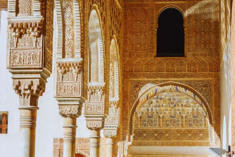 Detail-einer-Säule-in-der-Alhambra-von-Granada
