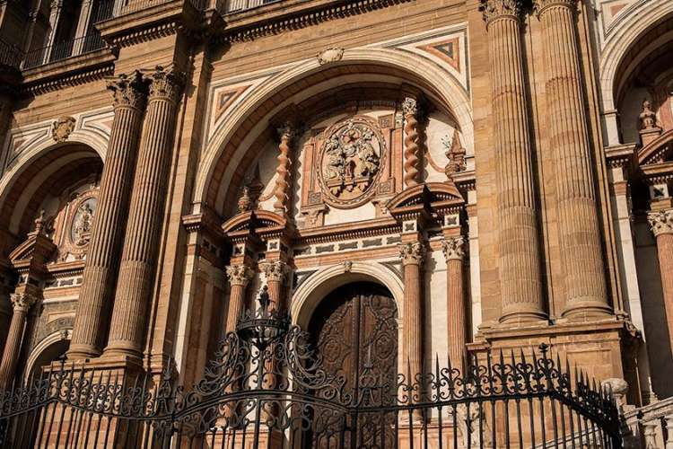 Detail-einer-Fassade-im-historischen-Zentrum-von-Malaga