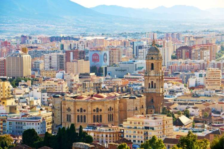 Panoramablick-auf-die-Stadt-Malaga