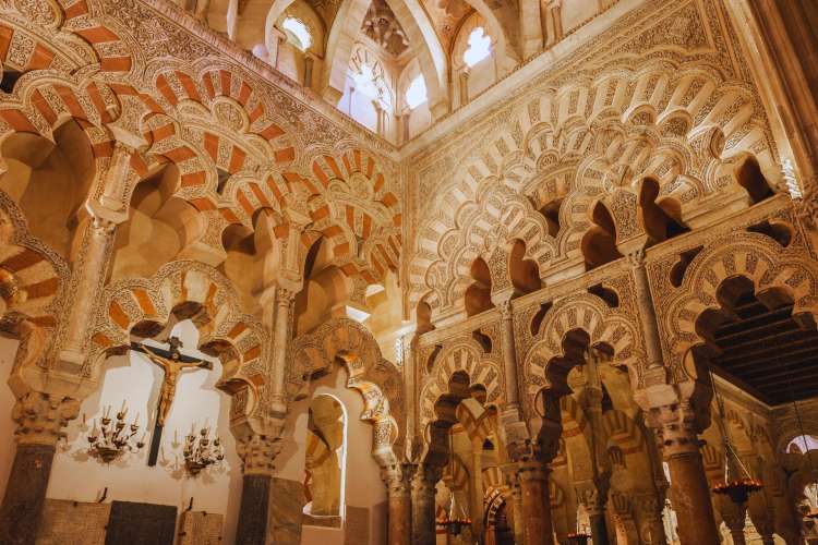 Detail-of-the-arches-of-the-Mosque-Cathedral-of-Córdoba