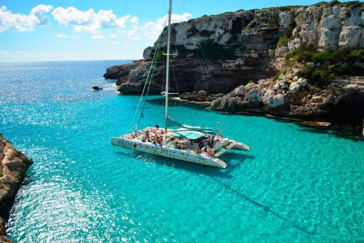Motor-catamaran-tour-through-the-Bay-of-Palma-de-Mallorca