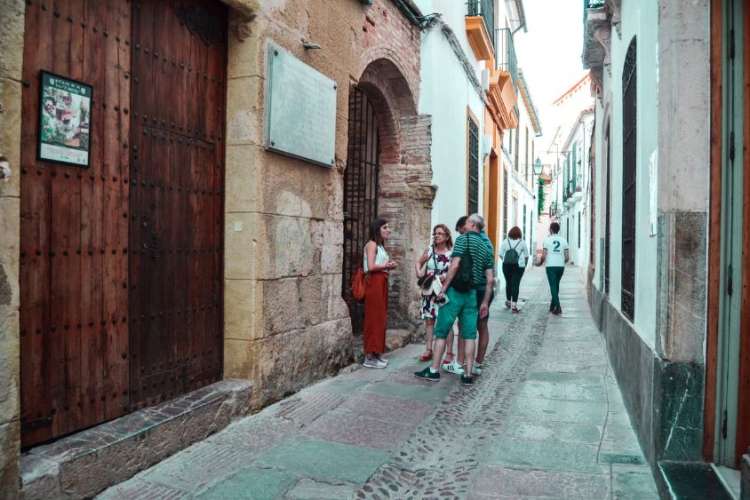 Paseo-a-pie-por-las-calles-de-Córdoba