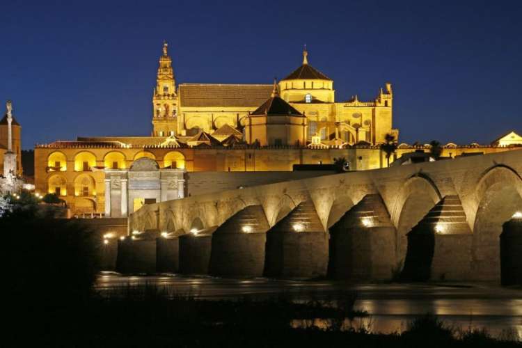 Vista-del-puente-romano-de-Córdoba-de-noche