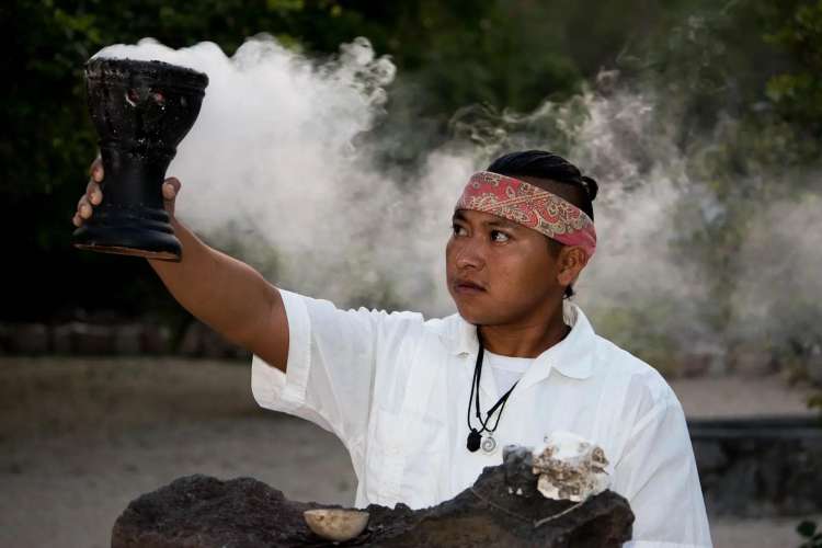 Ceremonia-sagrada-de-purificación-maya
