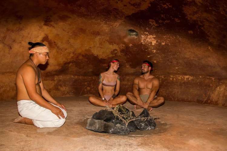 Touristen-in-einem-Maya-Reinigungsritual