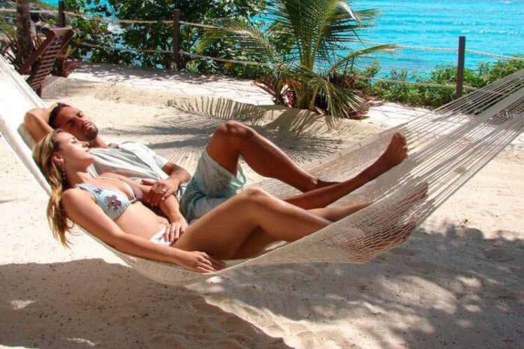 Relaxed-Tourists-in-Cancun