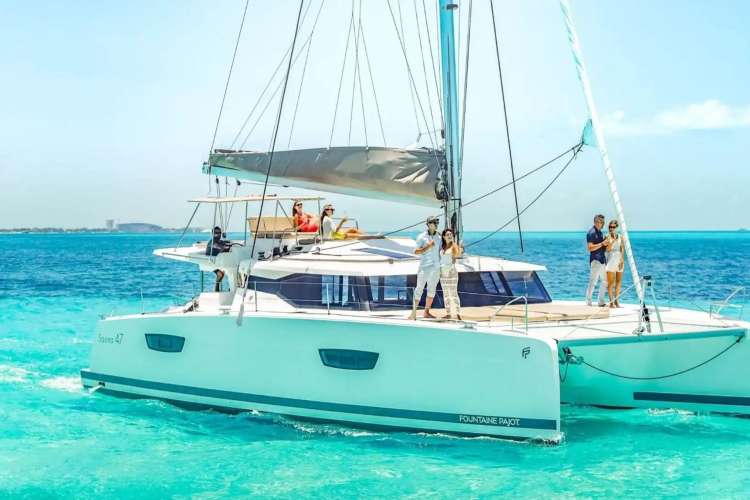 Luxury-boat-to-Isla-Mujeres