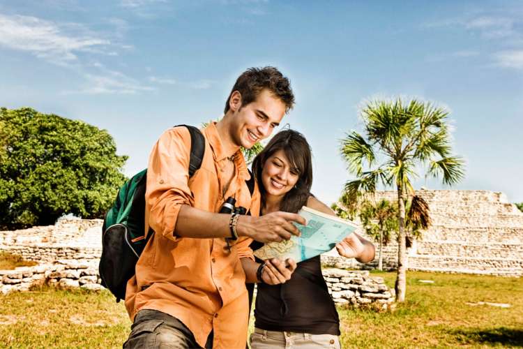 Couple-at-the-Tulum-Ruins