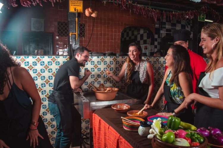 Grupo-en-el-curso-de-cocina-mexicana-en-Cancún