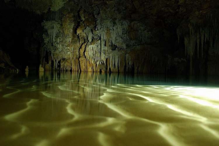 Caverna-subterránea-en-Río-Secreto