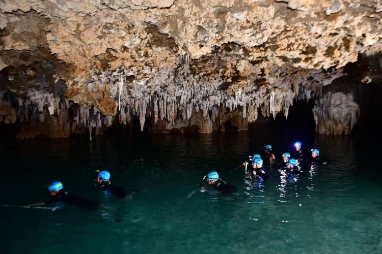 Grupo-recorriendo-las-cavernas-subterráneas-en-Río-Secreto