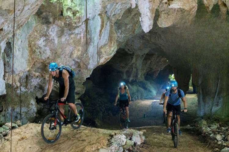 Recorrido-en-bicicleta-en-las-cavernas-de-Río-Secreto