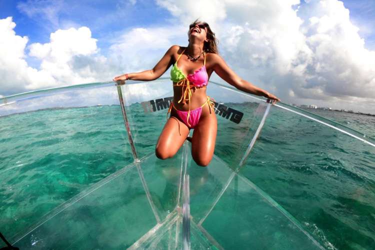Mujer-feliz-en-barco-de-cristal-en-Cancún
