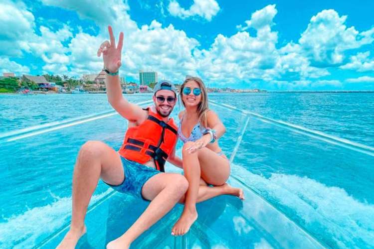 Tourists-on-a-glass-bottom-boat-in-Cozumel