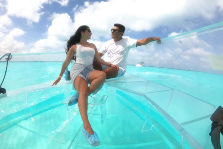 Pareja-en-aguas-de-Cozumel-en-barco-transparente