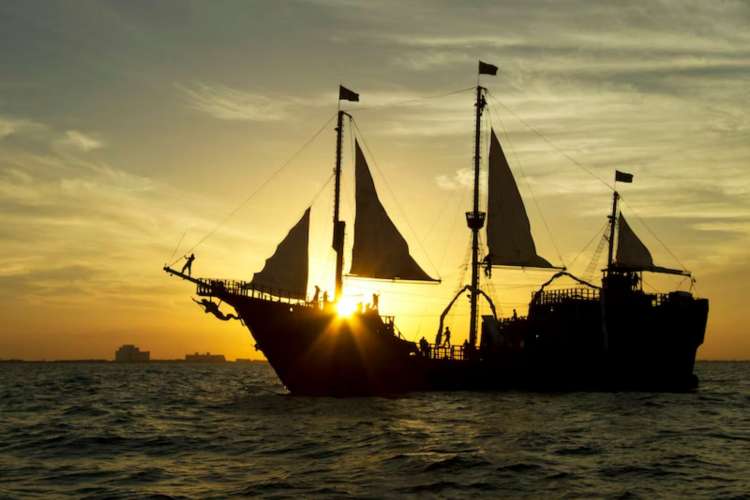 Puesta-de-sol-en-un-barco-pirata-en-Cancún