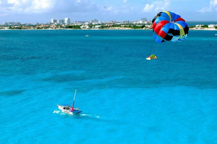 Actividad-acuática-skyrider-en-Cancún