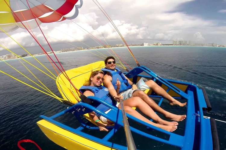 Couple-enjoying-Skyrider-in-Cancun