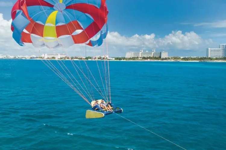 Actividad-con-paracaídas-en-Cancún