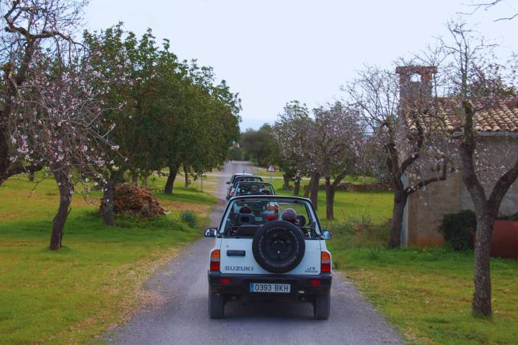 Gruppen-4x4-Jeep-Tour-durch-die-Dörfer-von-Mallorca