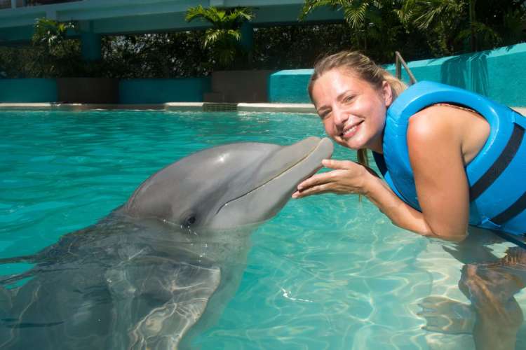 Photo-with-Dolphin-in-Cancun