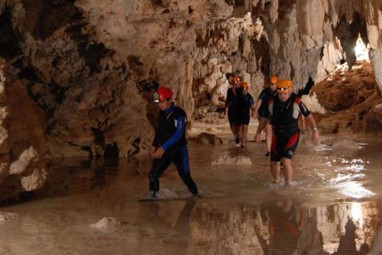 Grupo-conociendo-grutas-de-Río-secreto