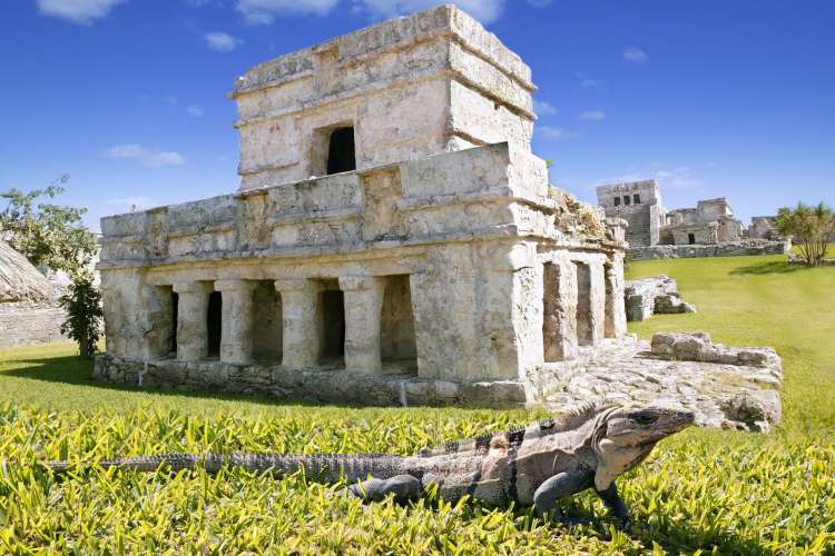 Temple-at-the-archaeological-site-of-Tulum