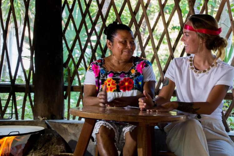Mujer-aprendiendo-tradiciones-mayas