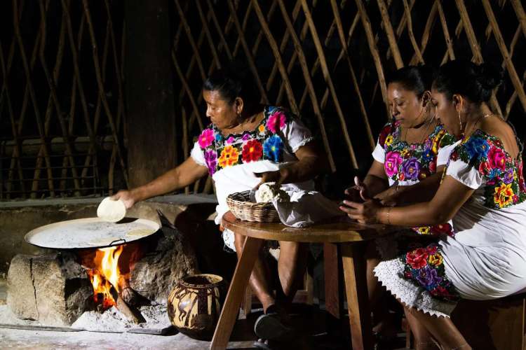 Mujeres-mayas-cocinando-en-un-Xamach