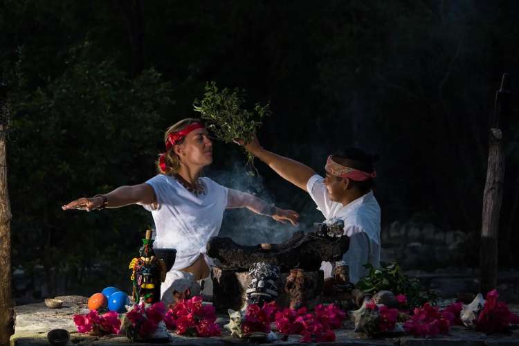 Mujer-participando-en-un-ritual-maya