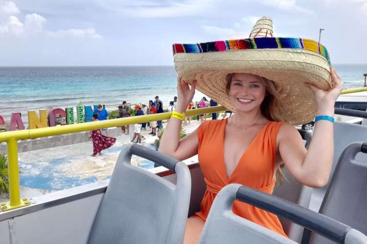 Mujer-con-sombrero-mexicano-en-autobús-turístico