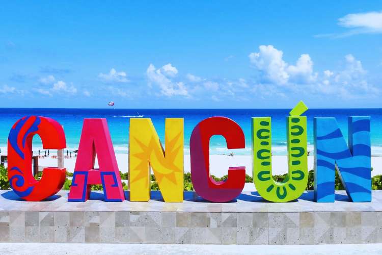 Colorful-sign-of-Cancun