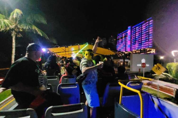 Fiesta-en-autobús-en-las-calles-de-Cancún