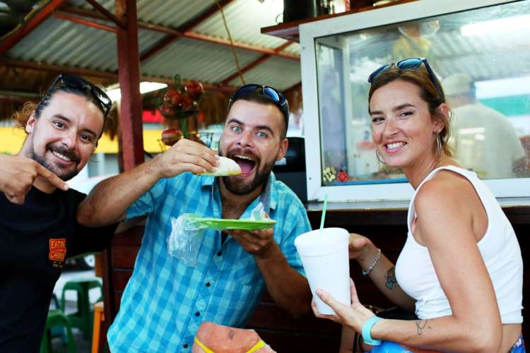 Tourists-eating-tacos