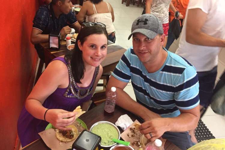 Tourists-eating-tacos