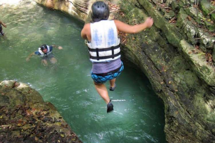 Salto-en-el-recorrido-de-cascadas