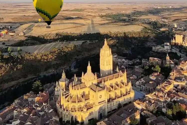 Heißluftballonfahrt-über-dem-Alcázar-von-Segovia