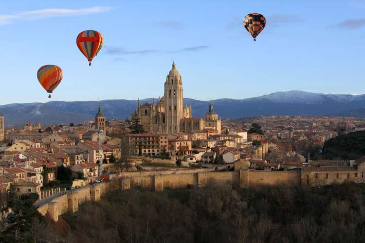 Hot-air-balloon-flight-over-Segovia