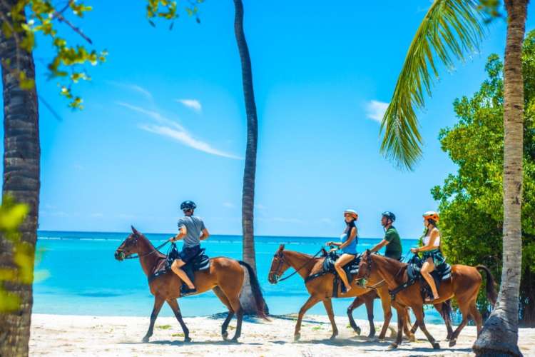 Gruppe-zu-Pferd-am-Strand-von-Punta-Cana