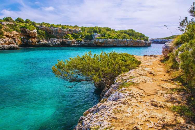 Küste-von-Cala-Sa-Nau-Strand-in-Mallorca