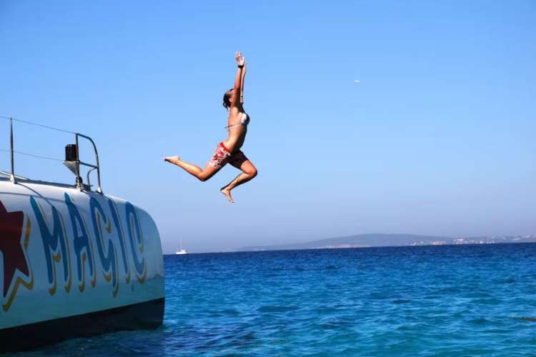 Girl-jumping-from-the-catamaran-in-the-Bay-of-Palma